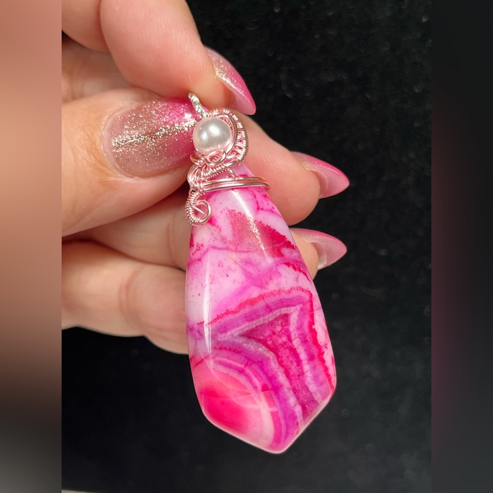 ⭐️💜pink and agate with pearl accent-wire wrapped/pink coloured pendant